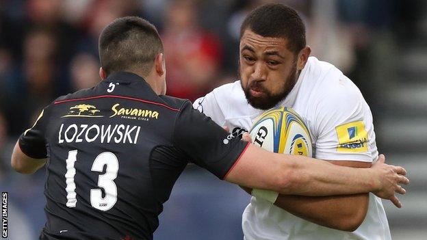 Taulupe Faletau takes on Saracens' Alex Lozowski