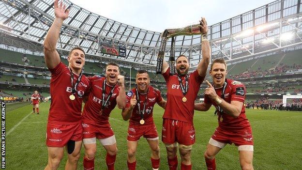 John Barclay lifts the Pro12 title in May 2017 with his Scarlets team-mates