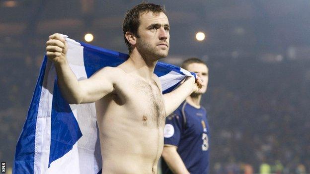 James McFadden parades with the Scotland flag at Hampden after defeat by Italy in 2007