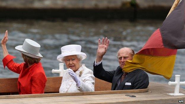 The Queen and her husband Prince Philip and partner of the German President Daniela Schadt (L) wave during a boat trip on the River Spree to the chancellery in Berlin on 24 June