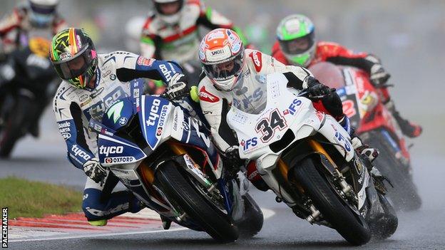 Michael Laverty leads Alastair Seeley and Glenn Irwin at the Sunflower Trophy meeting at Bishopscourt