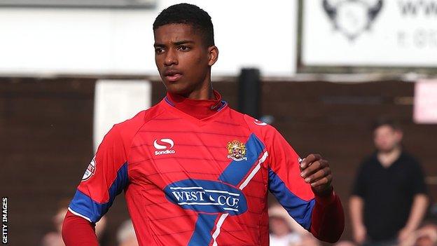 Mason Bloomfield in action for Dagenham & Redbridge