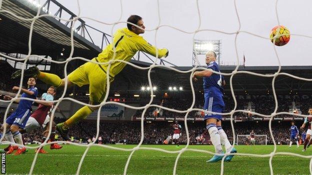 Andy Carroll scores West Ham's winner