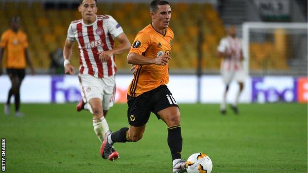 Daniel Podence runs with the ball against Olympiakos