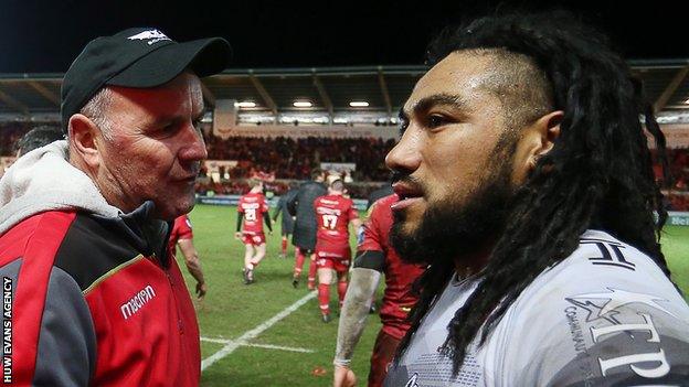 Wayne Pivac talks to Ma'a Nonu after Scarlets beat Toulon