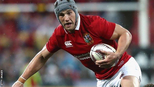 Jonathan Davies in action for the 2017 British and Irish Lions