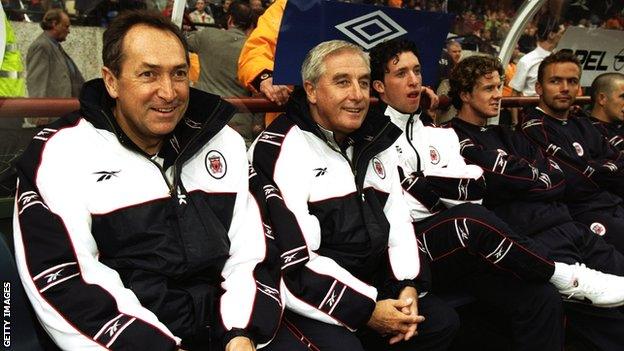 Gerard Houllier and Roy Evans in the dugout during a Liverpool game