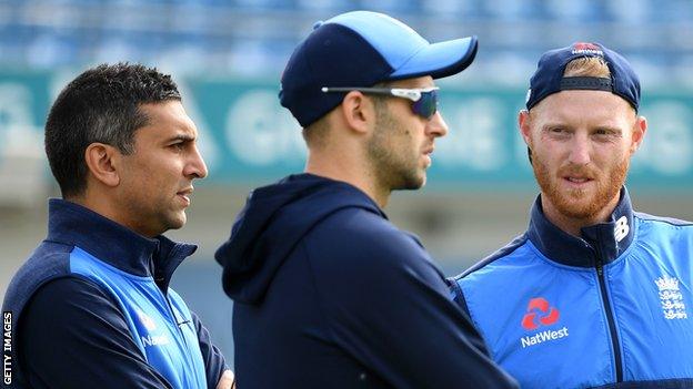 Ben Stokes talks to England coaching staff