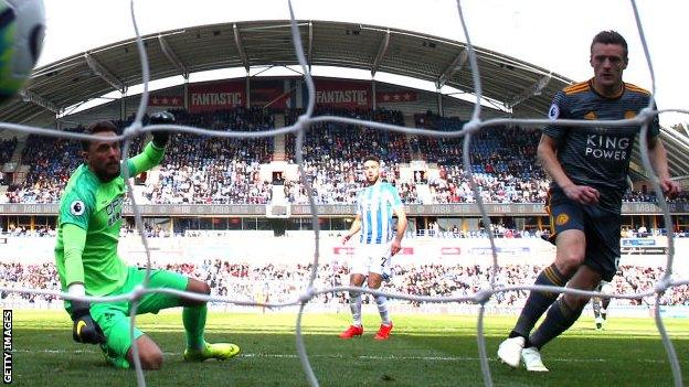 Jamie Vardy scores for Leicester