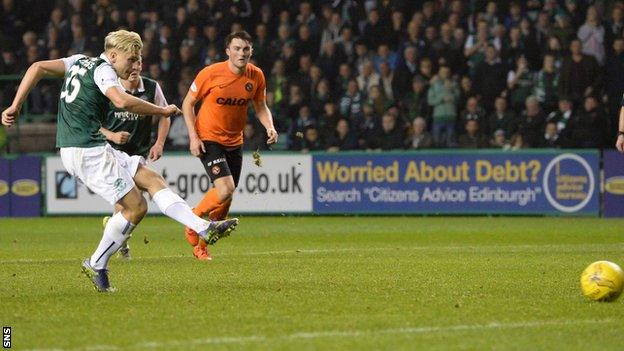 Jason Cummings scores a penalty for Hibernian against Dundee United