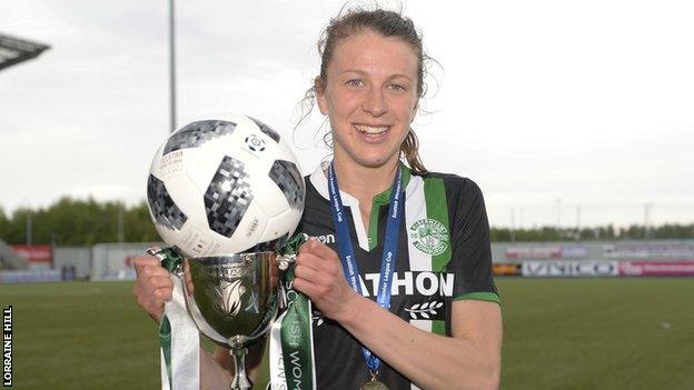 Hibs striker Lizzie Arnot celebrates with the SWPL Cup