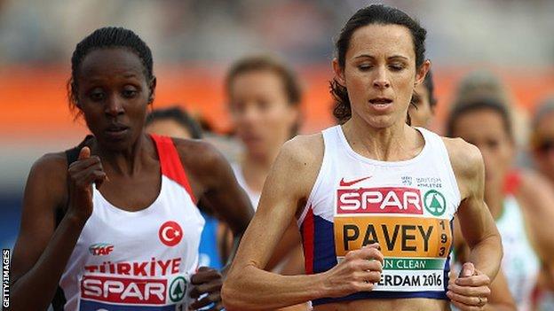 Jo Pavey (right)