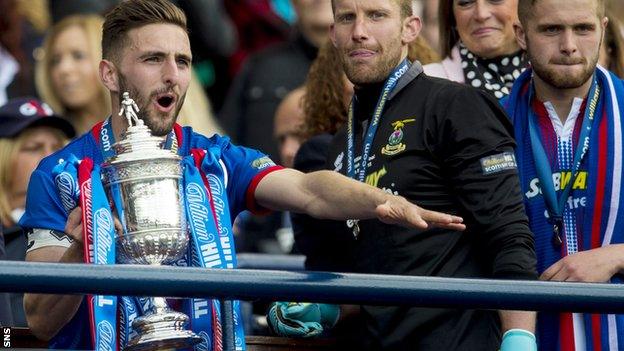 Graeme Shinnie receives the Scottish Cup for Inverness Caledonian Thistle