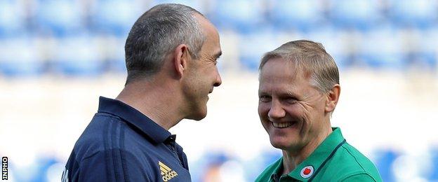 Joe Schmidt talks to Italy coach Conor O'Shea before the match in Rome