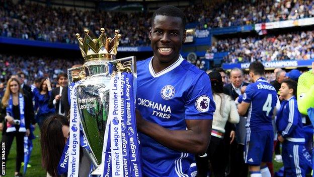 Kurt Zouma holds the Premier League trophy