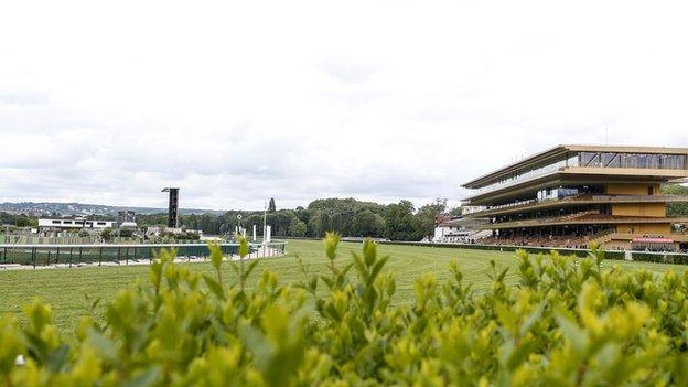 The stage is set at Longchamp