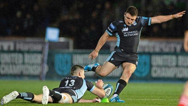 Duncan Weir kicks a penalty