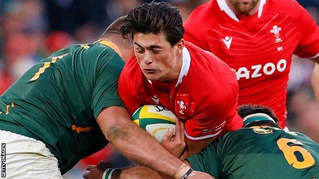 Louis Rees-Zammit is tackled by South Africa prop Thomas du Toit (L) and lanker Marcell Coetzee