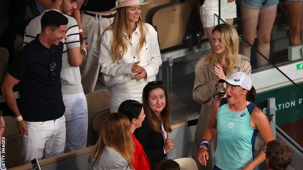 Iga Swiatek sees Robert Lewandowski in her box