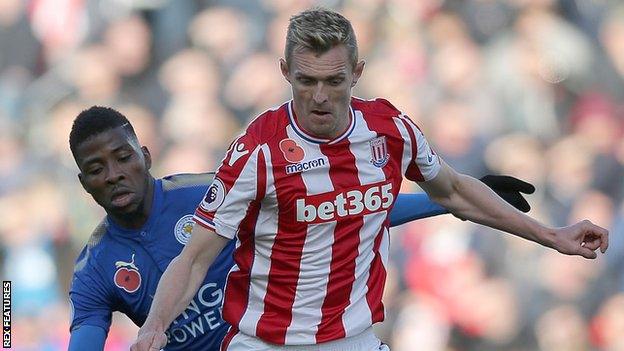 Stoke City's Darren Fletcher holds off Leicester City's Kelechi Iheanacho