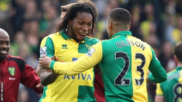 Dieumerci Mbokani (left)