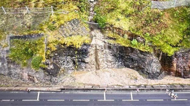 Rest and Be Thankful road closed after 500 tonne landslide - BBC News