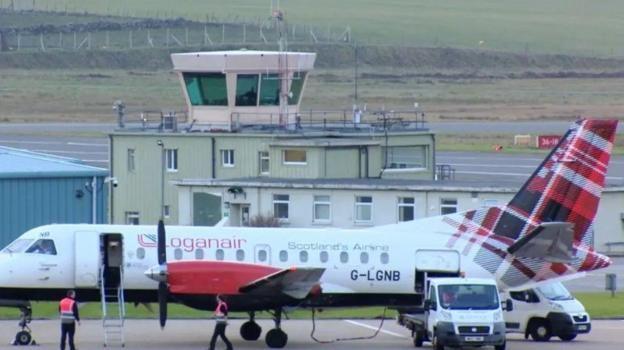 Plèana Loganair aig Port-adhair Steòrnabhaigh