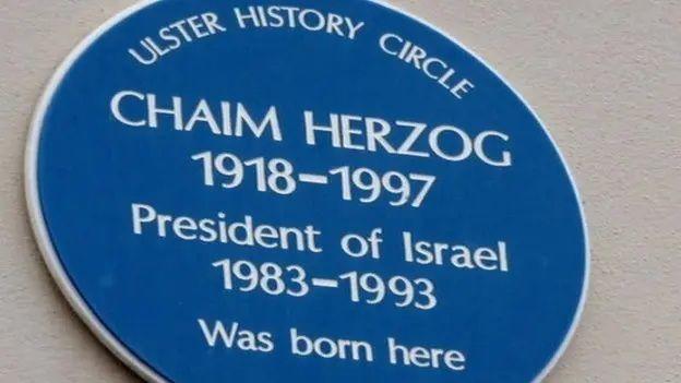 The picture shows a blue plaque saying that Chaim Herozog, the president of Israel from 1983 to 1993, was born here