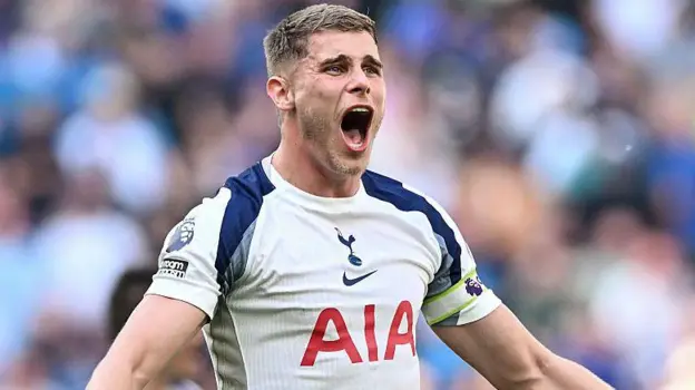 Van de Ven firma un nuevo contrato a largo plazo con los Spurs.