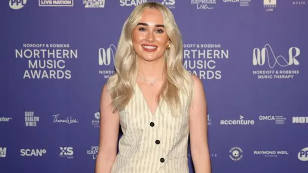 Las predicciones de Sutton contra el DJ y productor Paige Tomlinson