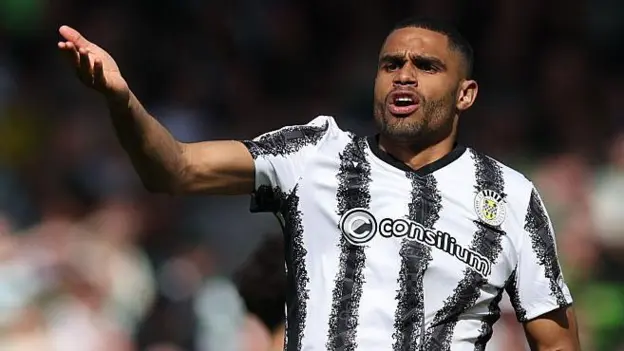 Stockport îl transferă pe atacantul Mandron de la St Mirren