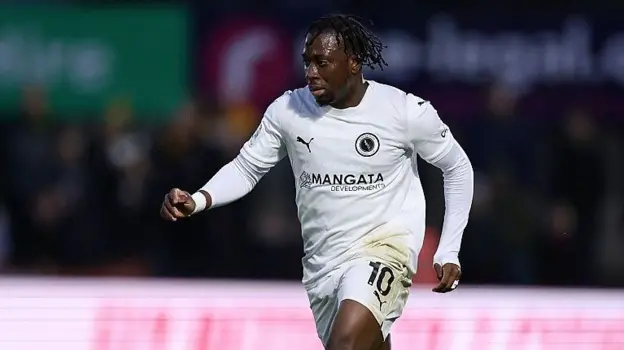 Abdulmalik, valorado en 1,5 millones de libras, pide abandonar Boreham Wood.