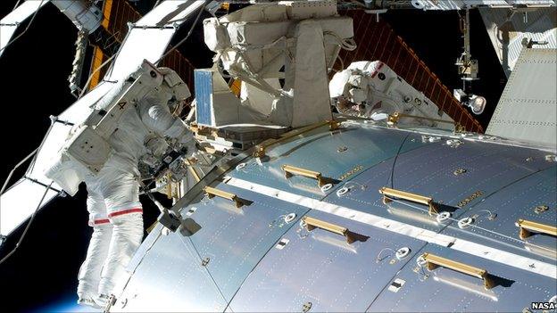 Astronauts retrieve the Beer rock samples (Nasa)