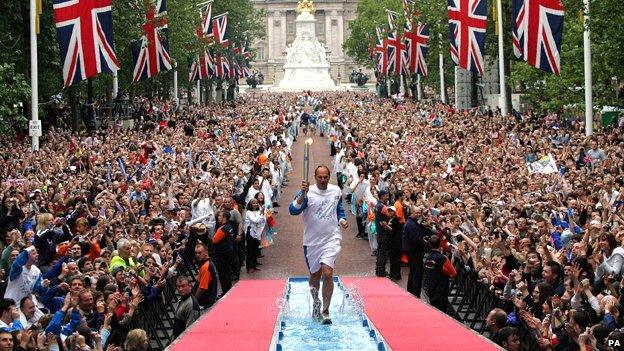 Steve Redgrave runs up the mall with the Athens Olympic torch in 2004