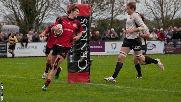 Michael Le Bourgeois scores a try