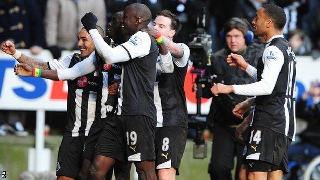 Newcastle United's Papiss Demba Cisse (second left) celebrates scoring his side's second goal