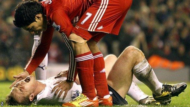 Luis Suarez consoles Scott Parker after kicking him