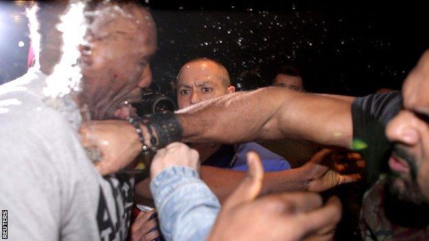 David Haye strikes Dereck Chisora