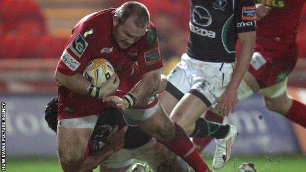Phil John scores the Scarlets' fifth try