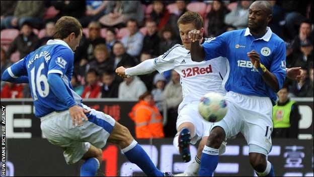Gylfi Sigurdsson scores
