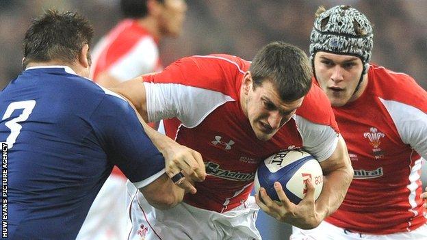 Sam Warburton, with Dan Lydiate behind, takes on France during the 2011 RWC