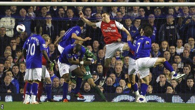 Thomas Vermaelen scores for Arsenal at Everton