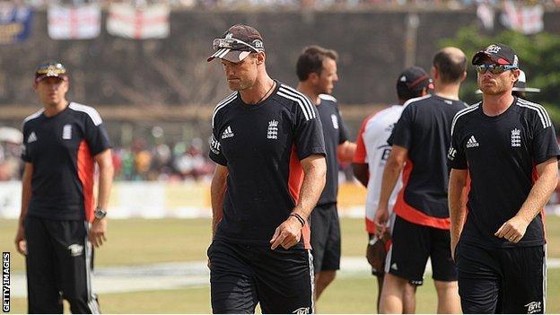 Andrew Strauss (centre)