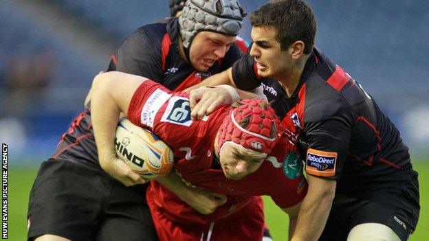 Scarlets' Kieran Murphy tries to go past Edinburgh's Stuart McInally