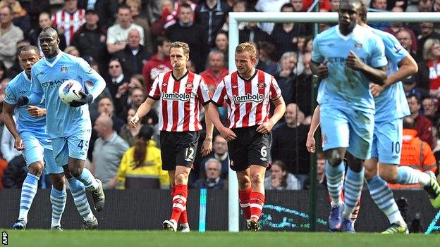 Mario Balotelli scores for Manchester City