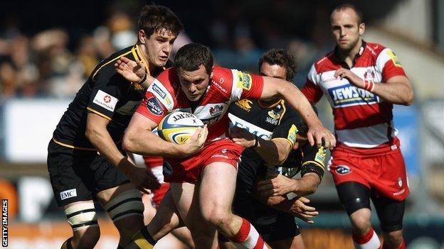 Wasps' Sam Jones tackles Gloucester's Tim Molenaar