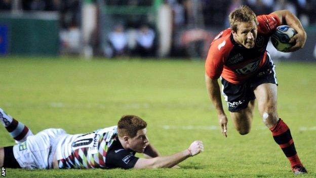 Toulon fly-half Jonny Wilkinson eludes Harlequins counterpart Rory Clegg