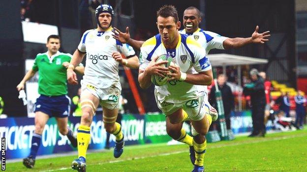 Lee Byrne dives over to score for Clermont