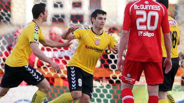 David McDaid celebrates after scoring the penalty against Sligo