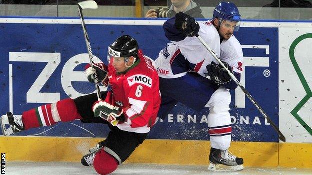 Viktor Tokaji of Hungary challenges Mark Richardson of Britain